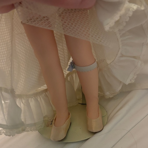 NWT-Charming Bridal Doll with Veil - Picture 15 of 16